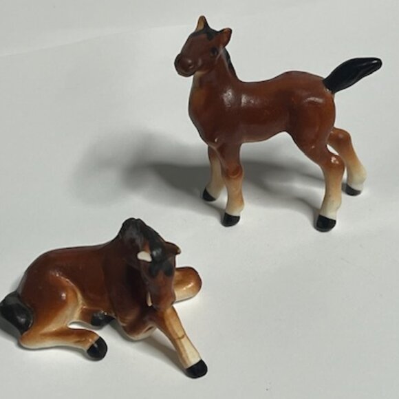 VTG TWO Miniature Horses Porcelain Figurines Glossy Brown Black Standing Sitting - Picture 6 of 15